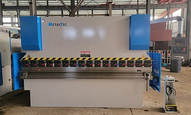 Фото 15 - MetalTec HBM 125/3200M (Е22, ручная компенсация прогиба, инвертор заднего упора) листогибочный гидравлический пресс.